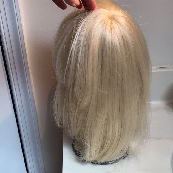 Y2K Platinum blond bob wig. Synthetic material. Great Condition- no stains. - Picture 5 of 8
